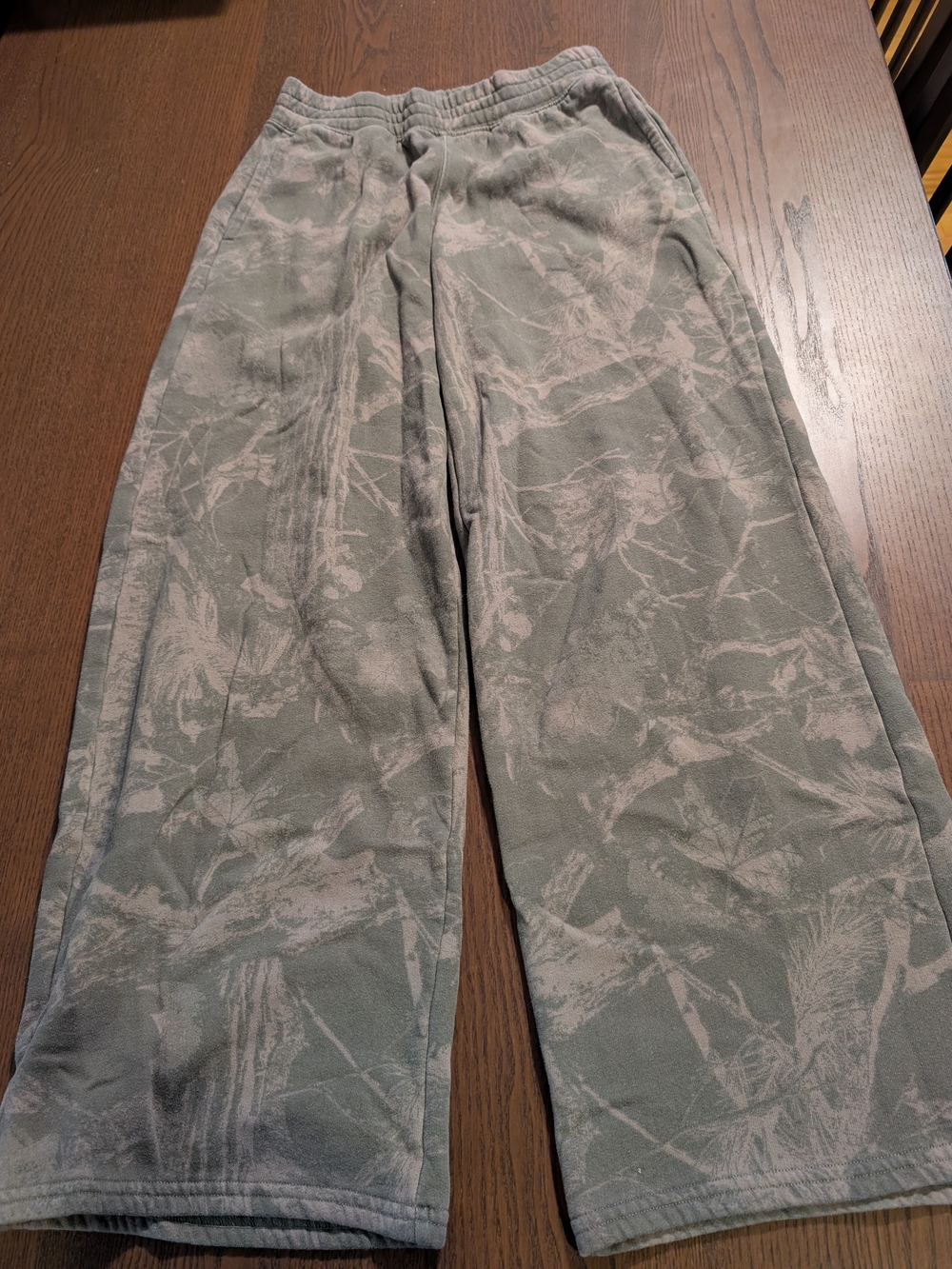Hollister Women's Casual Wide-Leg Sweat Pants in Olive And Pink Camouflage